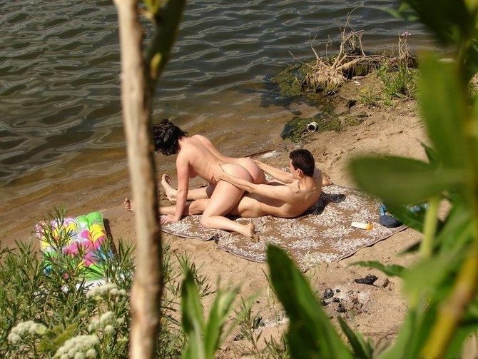 couple with beach cuckold