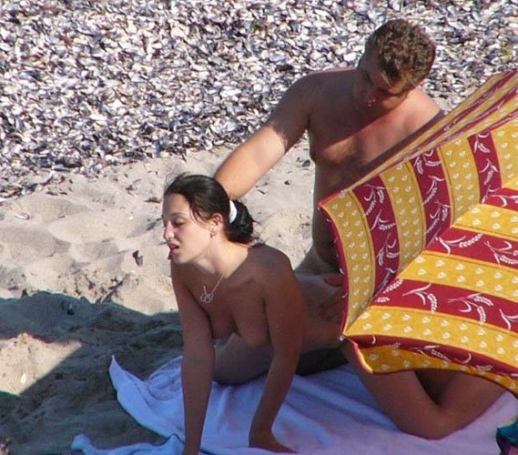 Voyeur Nude Caught - Voyeur Nudist Couple Caught Making Sex - Nude Beach Pictures